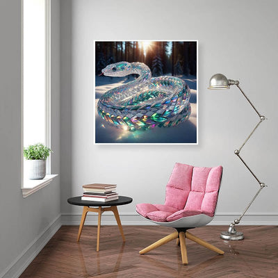 Strass-Kristallschlange im Winterwald